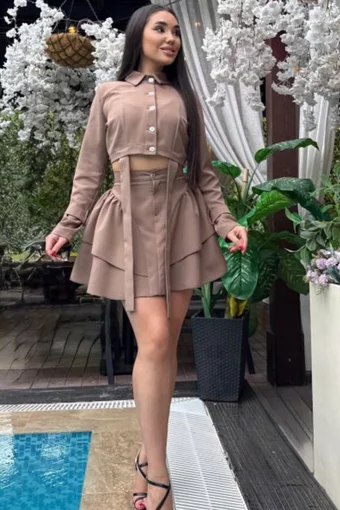 Compleu de Dama, din Doua Piese, din Bistrech, Sacou Scurt si Fusta cu Volane, Errika, Cappucino