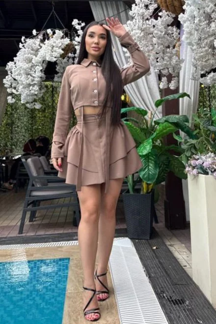 Compleu de Dama, din Doua Piese, din Bistrech, Sacou Scurt si Fusta cu Volane, Errika, Cappucino