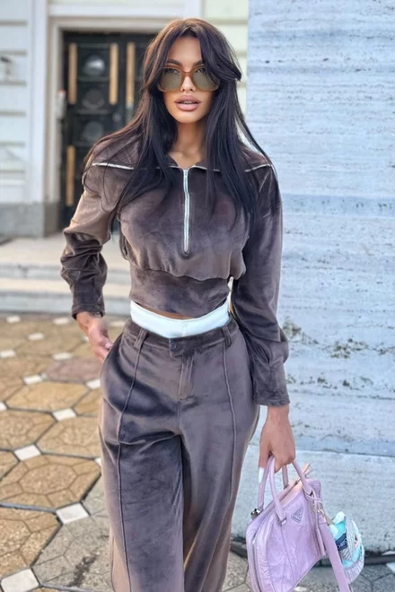 Compleu de Dama, din Doua Piese, Pantalon  cu Betelie Dubla si Bluza cu Inchidere Fermoar din Catifea, Cartter, Maro Inchis