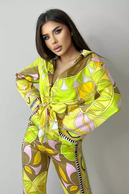 Compleu de Dama din Doua Piese, Pantaloni Lungi Lejeri si Camasa cu Maneci Lungi, Dubai Vibes, Multicolor pe Fond Galben