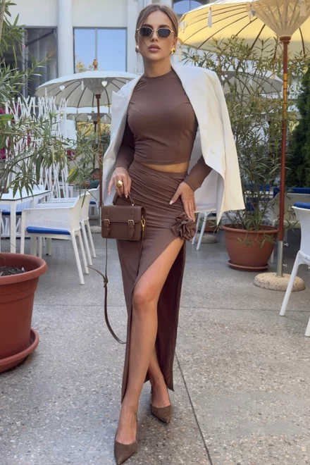 Compleu de Dama, din Doua Piese, Top cu Maneci Lungi si Fusta Accesorizata cu Floare, Caramelle, Maron Macha