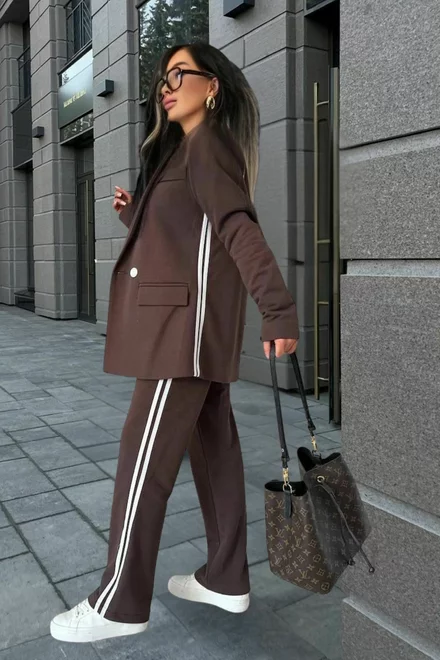 Costum Casual din Bistrech, din Doua Piese, Sacou si Pantaloni Oversize, cu Dungi Albe in Contrast, Noelle, Maro