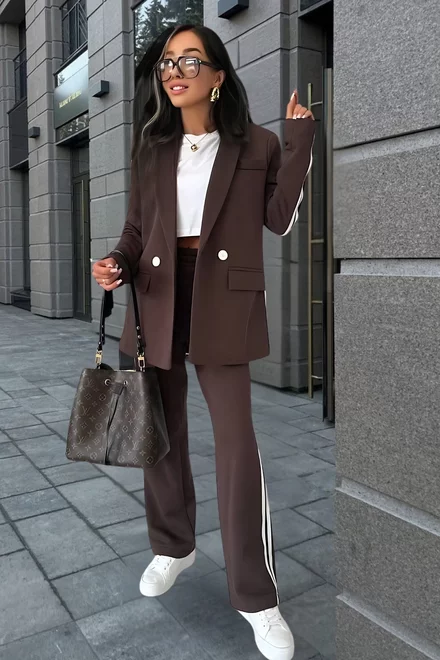Costum Casual din Bistrech, din Doua Piese, Sacou si Pantaloni Oversize, cu Dungi Albe in Contrast, Noelle, Maro