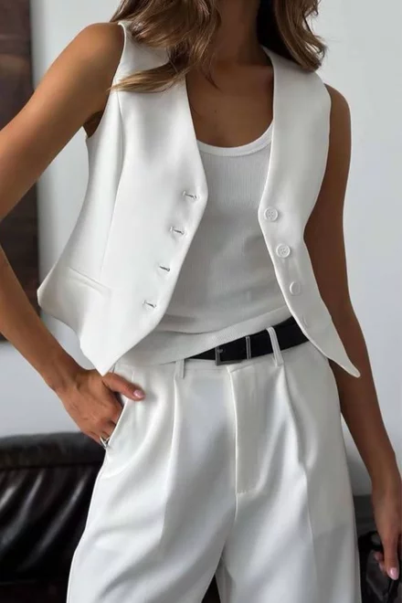 Costum de Dama din Bistrech, cu Pantalon Scurt la Dunga si Vesta Incheiata in Nasturi, Boss, Alb