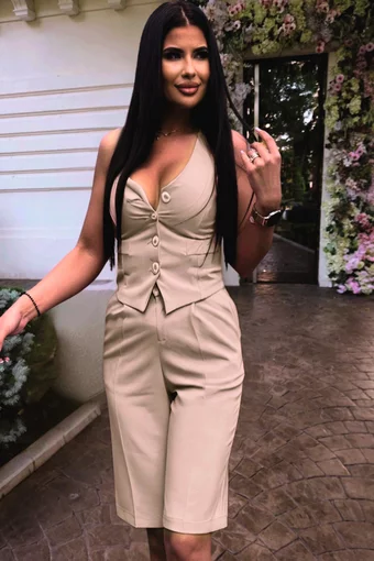 Costum de Dama din Doua Piese, Pantalon Scurt la Dunga si Vesta Incheiata in Nasturi, Latte Capuccino