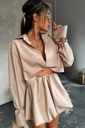 Costum de Dama din Tesatura Tip In, din Doua Piese, Camasa cu Maneci Lungi si Fusta Gogosar Scurta, Bronzze, Bej Nude
