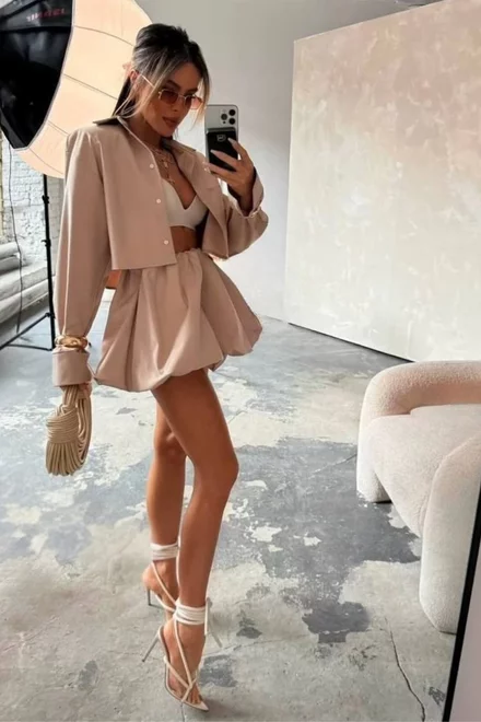 Costum de Dama din Tesatura Tip In, din Doua Piese, Camasa cu Maneci Lungi si Fusta Gogosar Scurta, Bronzze, Bej Nude