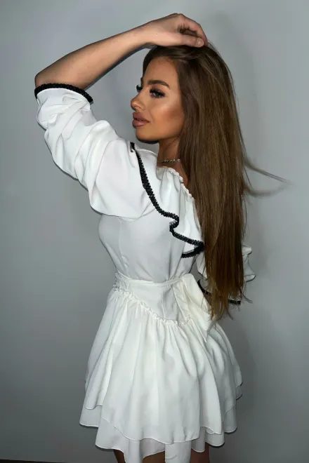 Rochie Scurta de Dama, cu Volane si Accesorizata pe Tiv cu Dantela Neagra, Vienna, Alba