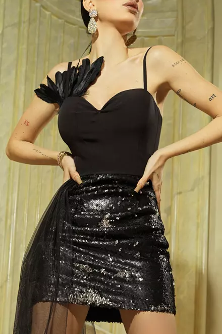 Rochie De Dama cu Bust Bistrech In Bretele, Accesorizata Cu Tulle pe Lateral, Cu Pene Negre si Fusta Paiete, Diamond, Neagra