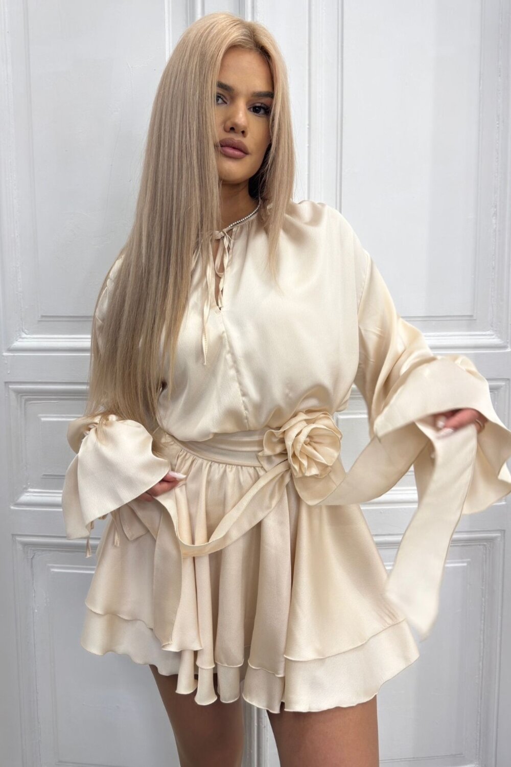 FOGGI Rochie De Dama, Cu Fusta Pantalon, Accesorizata Cu Floare, Din Satin, Tivess, Crem