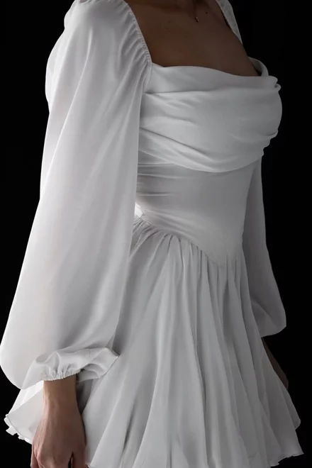 Rochie de Dama cu Volane, Maneci Lungi, Inchidere cu Corset pe Spate cu Siret,si Fusta Ampla, Amazoana, Alba