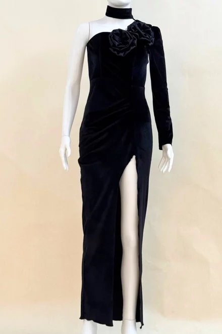 Rochie Eleganta din Catifea, Crapata pe Picior si Accesorizata cu Flori pe Bust, Daysy, Neagra