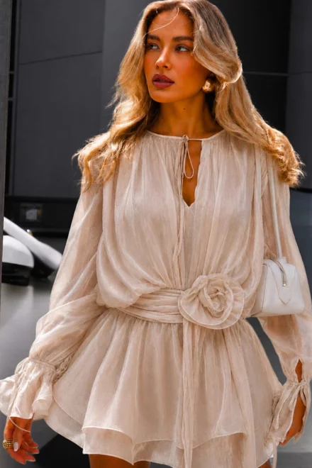 Rochie Scurta de Dama, din Voal Chifon, cu Maneci Lungi si Accesorizata cu Floare in Talie, Cartagena, Bej