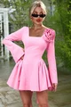 Rochie Scurta de Dama, Maneci Lungi, Accesorizata cu Floare Maxi in Piept, Glowing, Roz