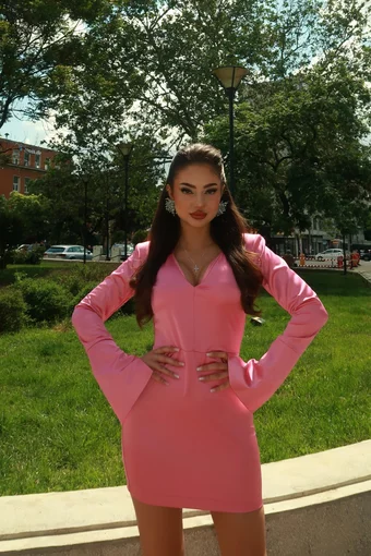 Rochie Scurta, din Satin, cu Maneci Lungi Crapate si Decolteu in V, Sugar, Roz