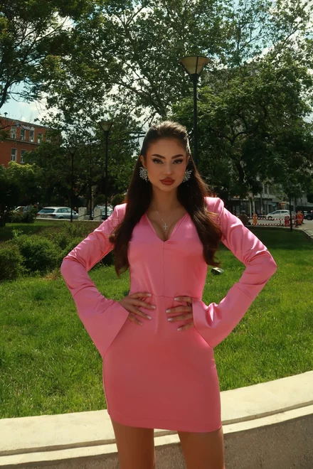 Rochie Scurta, din Satin, cu Maneci Lungi Crapate si Decolteu in V, Sugar, Roz