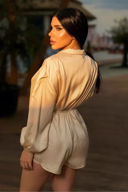 Salopeta Scurta de Dama, din Satin, cu Maneci Lungi Bufante, Jollie, Crem
