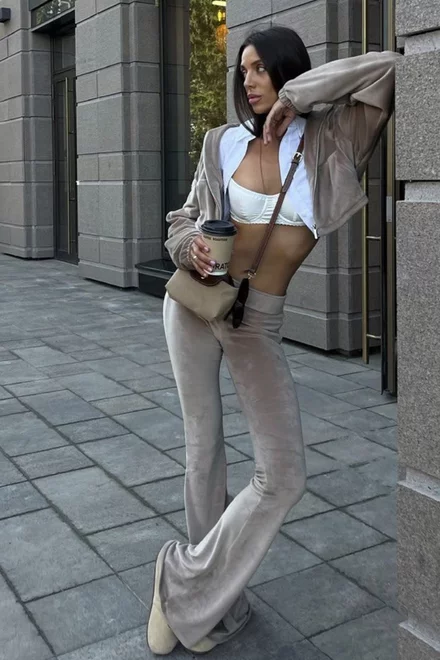 Trening Dama, din Catifea, Doua Piese, Hanorac cu, Camasa Atasata si Pantalon Lung Evazat, Zavine, Bej
