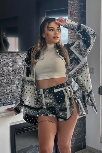 Black Friday - Reduceri Trening Lejer de Dama, din Doua Piese, Camasa Oversize si Pantaloni Scurti cu Capse, Joycelin, Print Bandana, Negru Promotie
