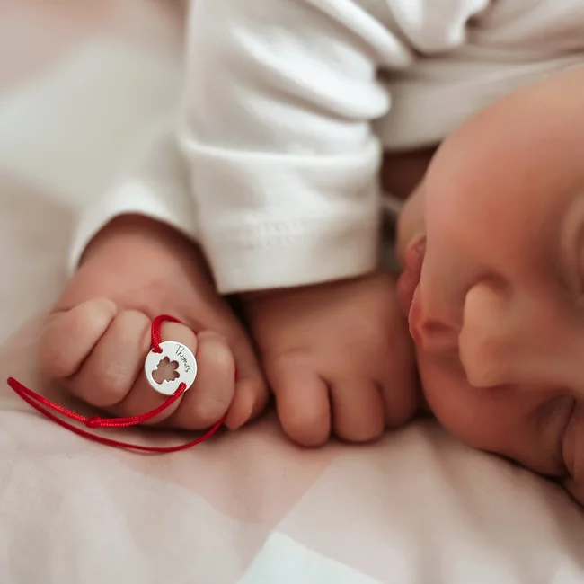 Bratara bebe snur rosu, banut ingeras Argint personalizat (11 mm)