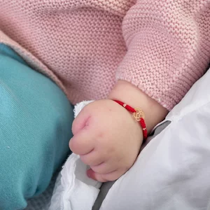 Bratara Aur bebelusi, snur impletit tubular cu bilute si simbol talpite (10 mm)