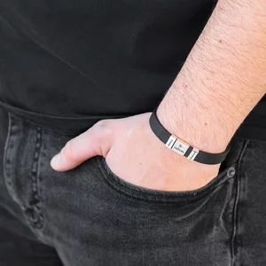 Bratara barbateasca Argint, piele si placute, personalizata text (10 x 10 mm & 11 x 5 mm)