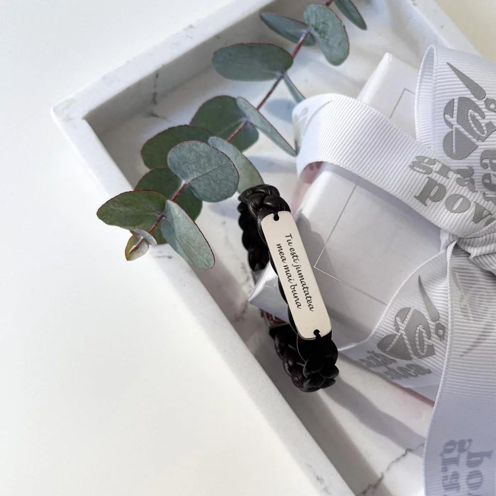 bratara-barbateasca-piele-lata-impletita-placuta-36-mm-personalizata-gravura-text-argint-925-rodiat-inchizatoare-clips-inox-95473-2.webp