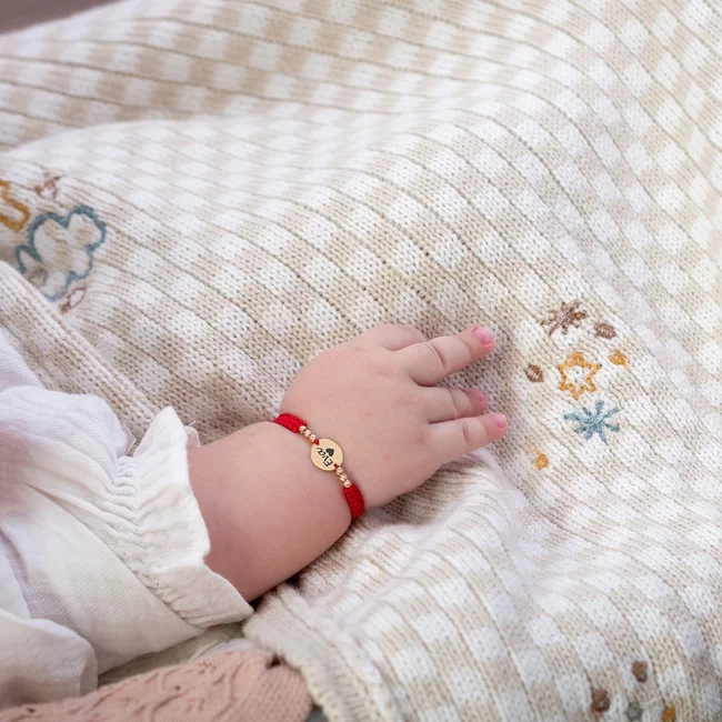 Bratara Aur bebelusi, snur impletit cu bilute si banut, personalizata (10 mm)
