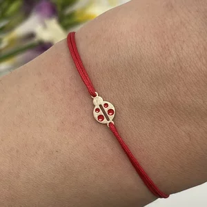Bratara Martisor Aur 14K, snur rosu si gargarita cu email 7 mm (minim 3)