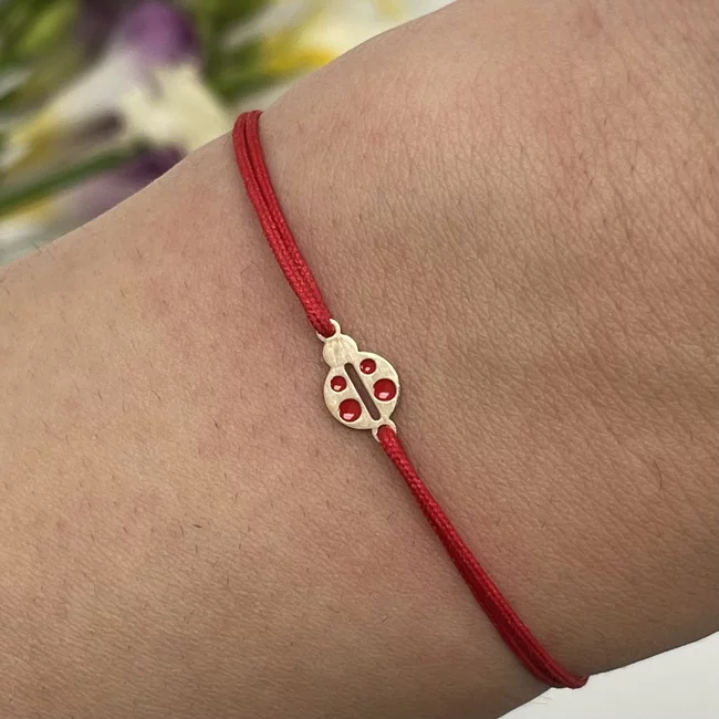 Bratara Martisor Aur 14K, snur rosu si gargarita cu email 7 mm (minim 3)