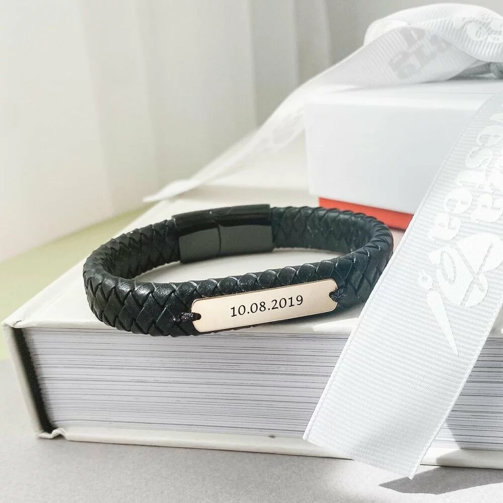 bratara-piele-lata-impletita-placuta-33-mm-personalizata-gravura-text-aur-14k-inchizatoare-magnetica-inox-negru-90439-2.webp