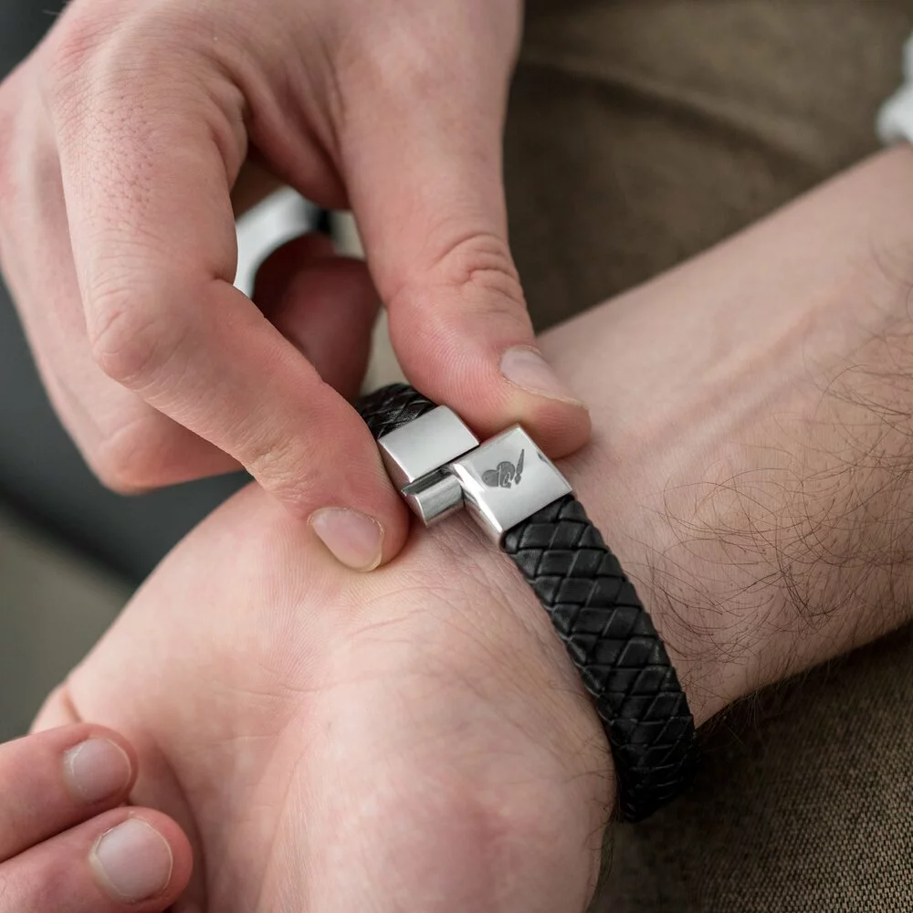 bratara-piele-lata-impletita-placuta-36-mm-personalizata-gravura-text-argint-925-rodiat-inchizatoare-magnetica-inox-89605-2.webp