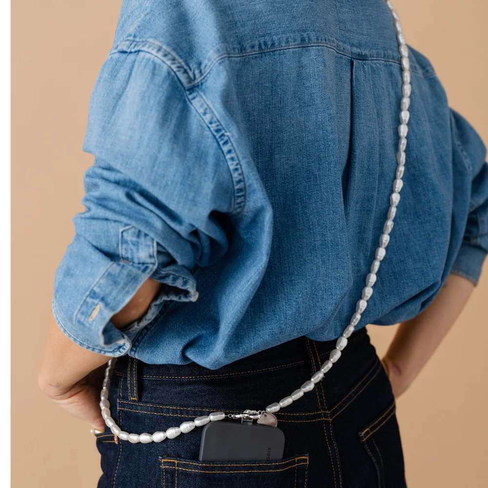 perla9-lant-telefon-colier-curea-the-essential-accesoriu-unisex-multifunctional-din-perle-sintetice-placat-cu-argint-137301-2.webp