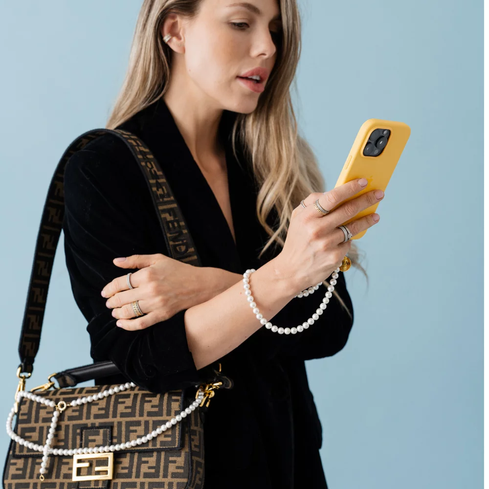 perla9-maner-telefon-colier-the-classy-accesoriu-multifunctional-din-perle-scoica-placat-cu-aur-galben-135756-2.webp