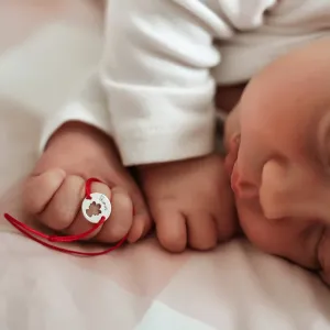 Bratara bebe din Argint 925 Premium, cu snur reglabil si personalizata cu banut mic gravat (11 mm)